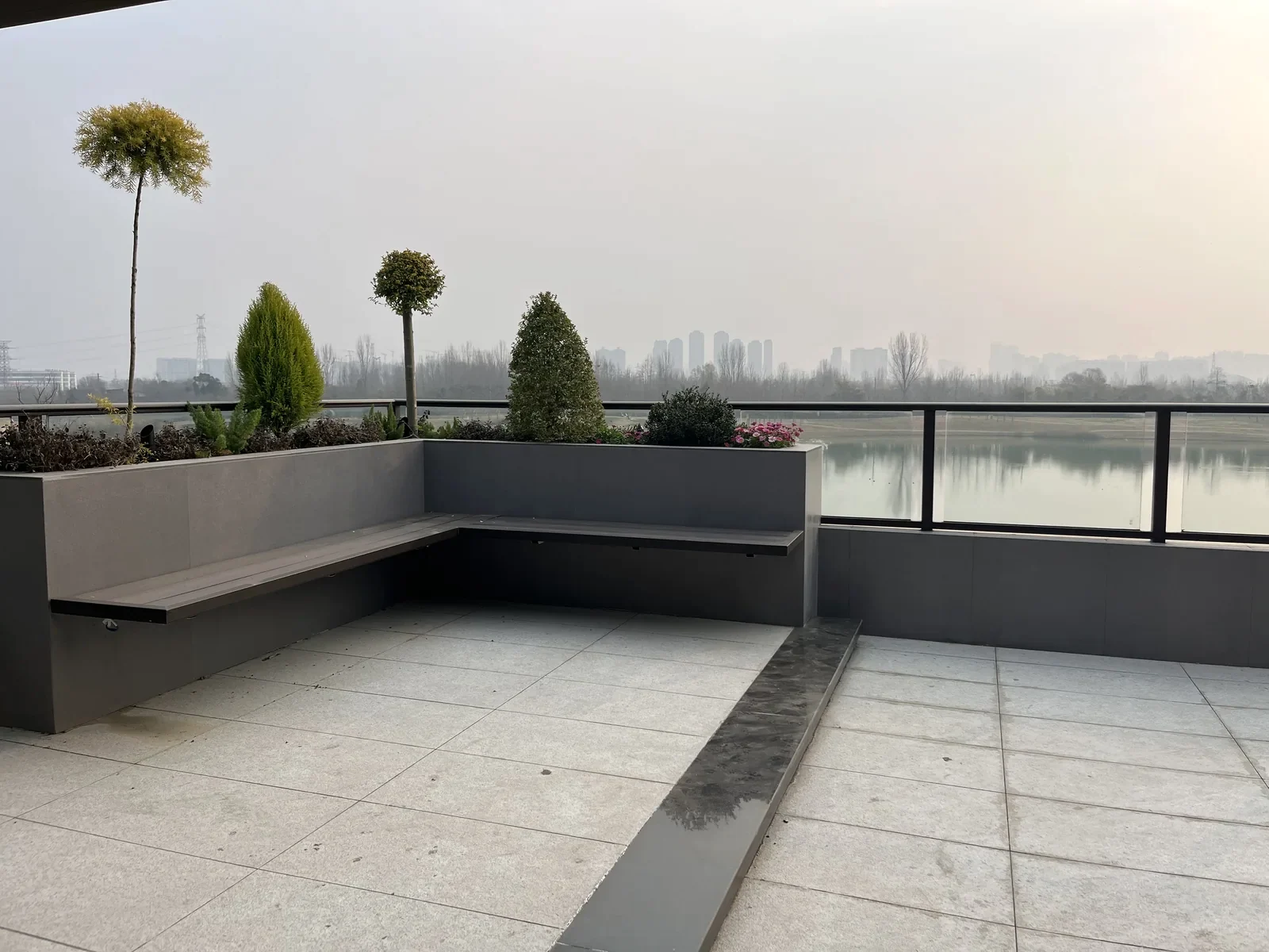 从餐桌延伸到露台的松弛时刻 · 实景照片 · 空间细节