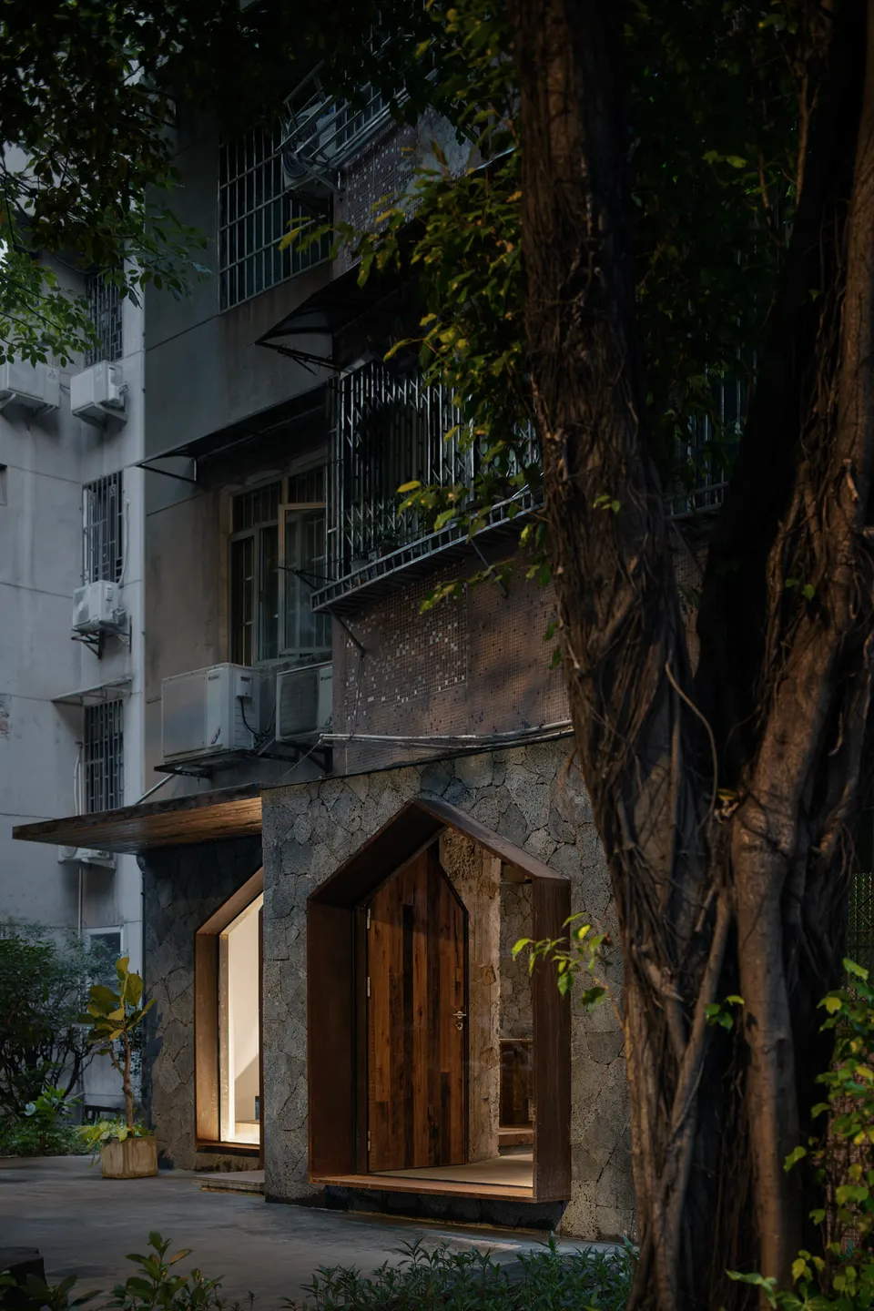旧墙与庭院之间的安静办公 · 实景照片 · 空间细节