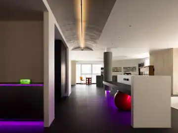 暖白空间里的彩色光影 · 实景照片