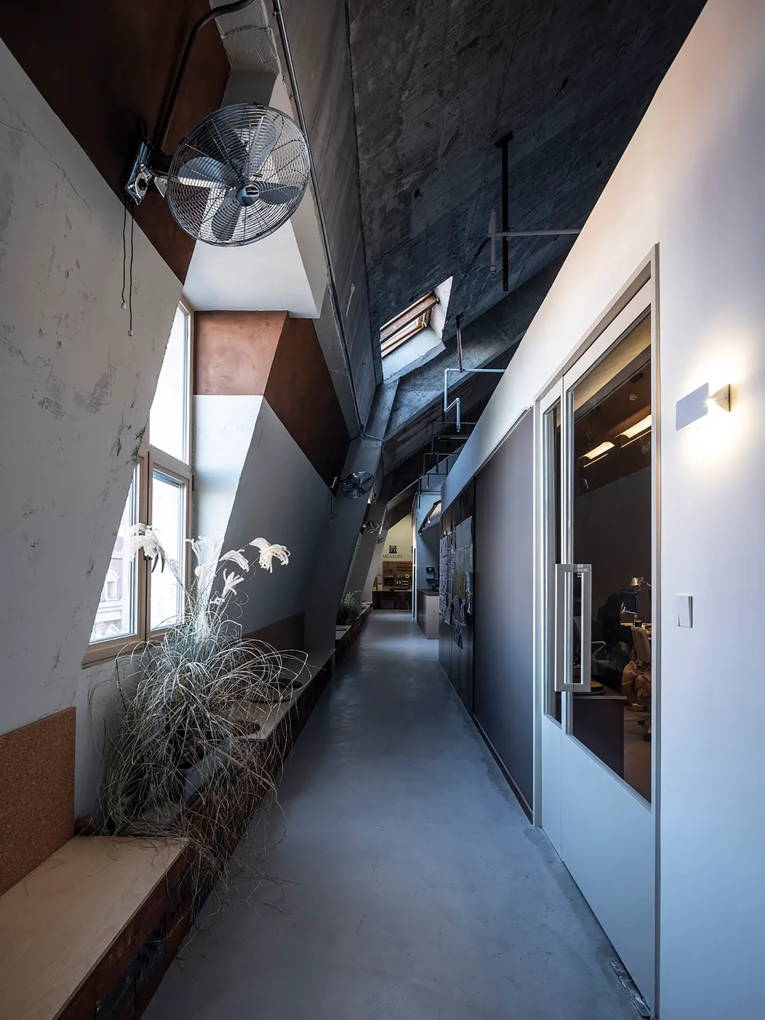 在大屋顶下安排小房子 · 实景照片 · 空间细节