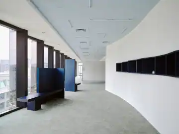 转个角度的彩色办公室 · 实景照片