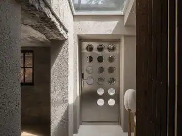 粗墙与木格栅里的小型工作室 · 实景照片
