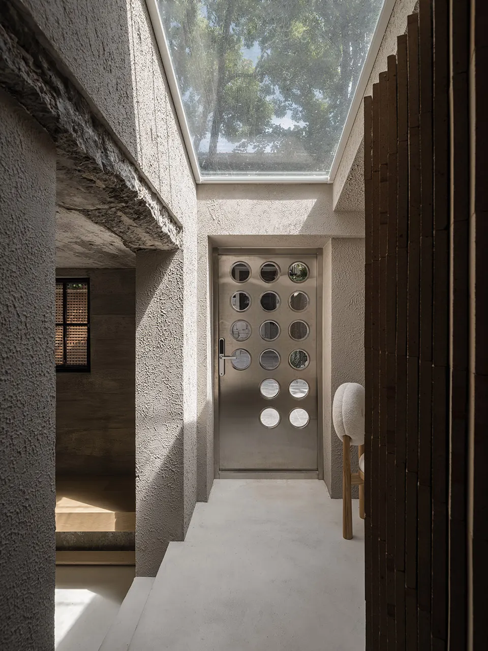 粗墙与木格栅里的小型工作室 · 实景照片 · 空间细节