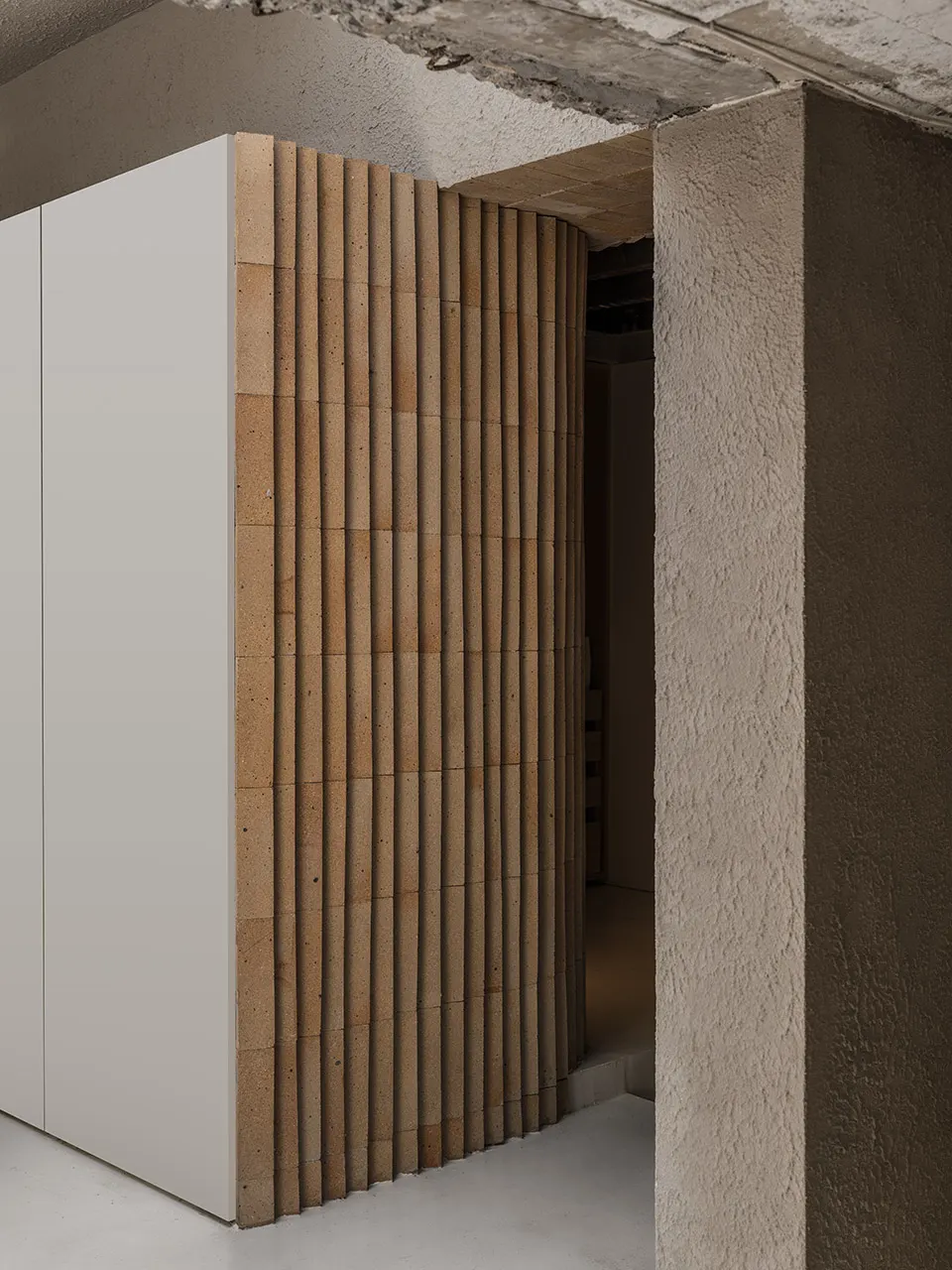 粗墙与木格栅里的小型工作室 · 实景照片 · 空间细节