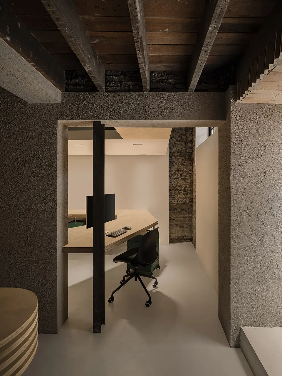 粗墙与木格栅里的小型工作室 · 实景照片 · 空间细节