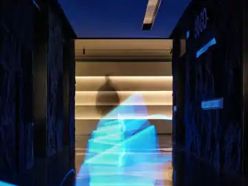 光带与高窗串联的过渡空间 · 实景照片