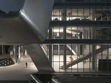 玻璃界面中的轻盈交通空间 · 实景照片