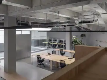 木色平台与裸顶的开放办公 · 实景照片