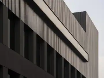 竖向节奏与深色石纹 · 实景照片