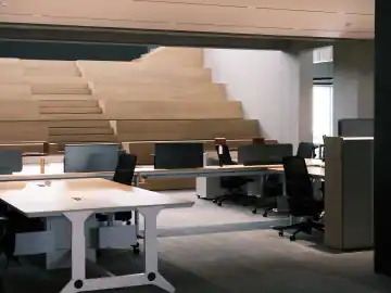 阶梯与长桌相邻的开放办公 · 实景照片