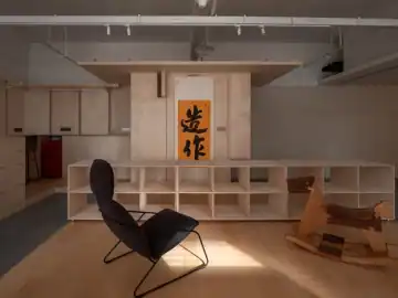 可移动书柜里的办公秩序 · 实景照片