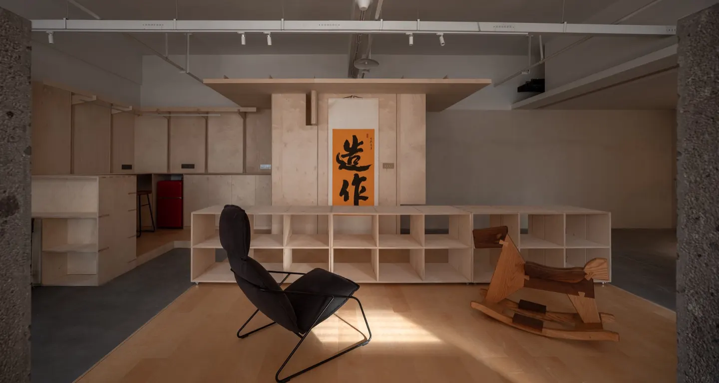 可移动书柜里的办公秩序 · 实景照片 · 空间细节