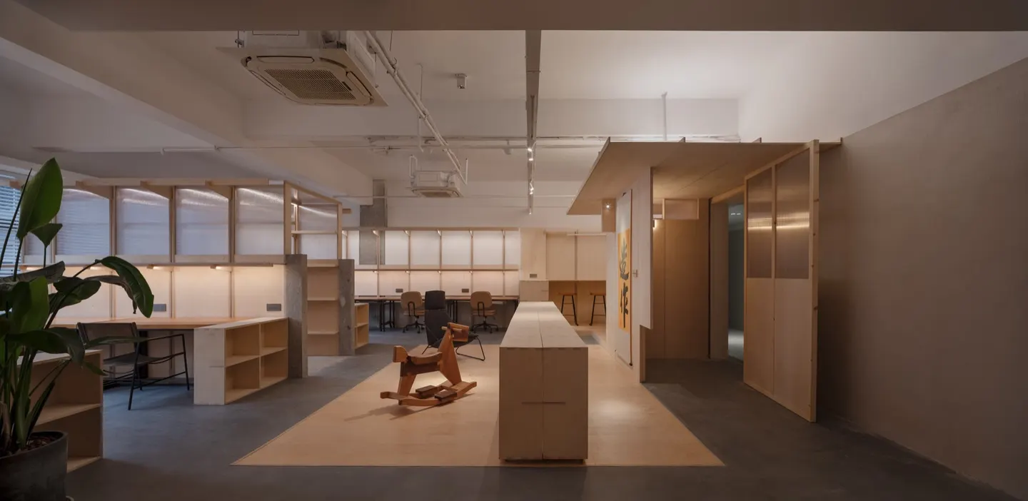 可移动书柜里的办公秩序 · 实景照片 · 空间细节