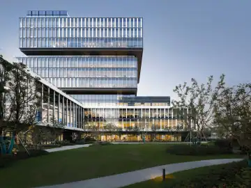 通透建筑里的明亮公共配套 · 实景照片