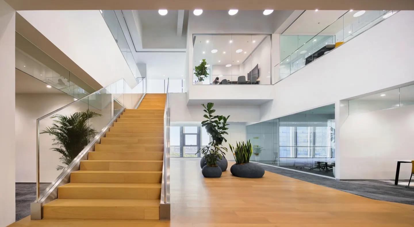 通透建筑里的明亮公共配套 · 实景照片 · 空间细节
