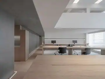 白墙木色中的立体办公 · 实景照片