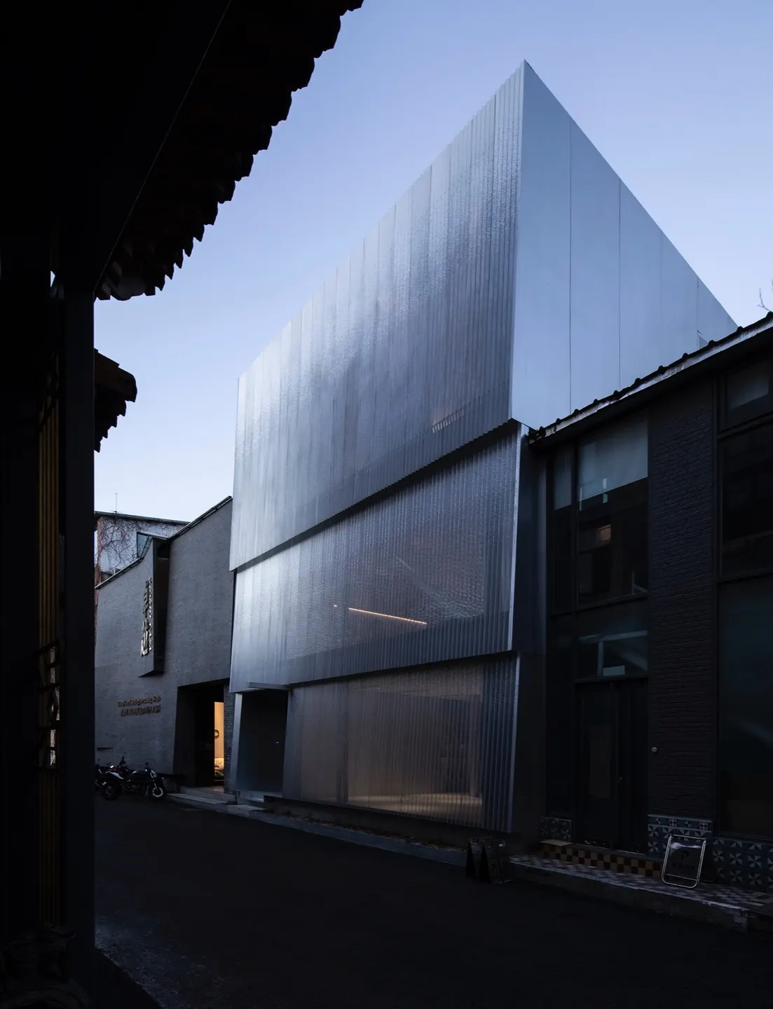 旧楼里延伸的天光与小院 · 实景照片 · 空间细节