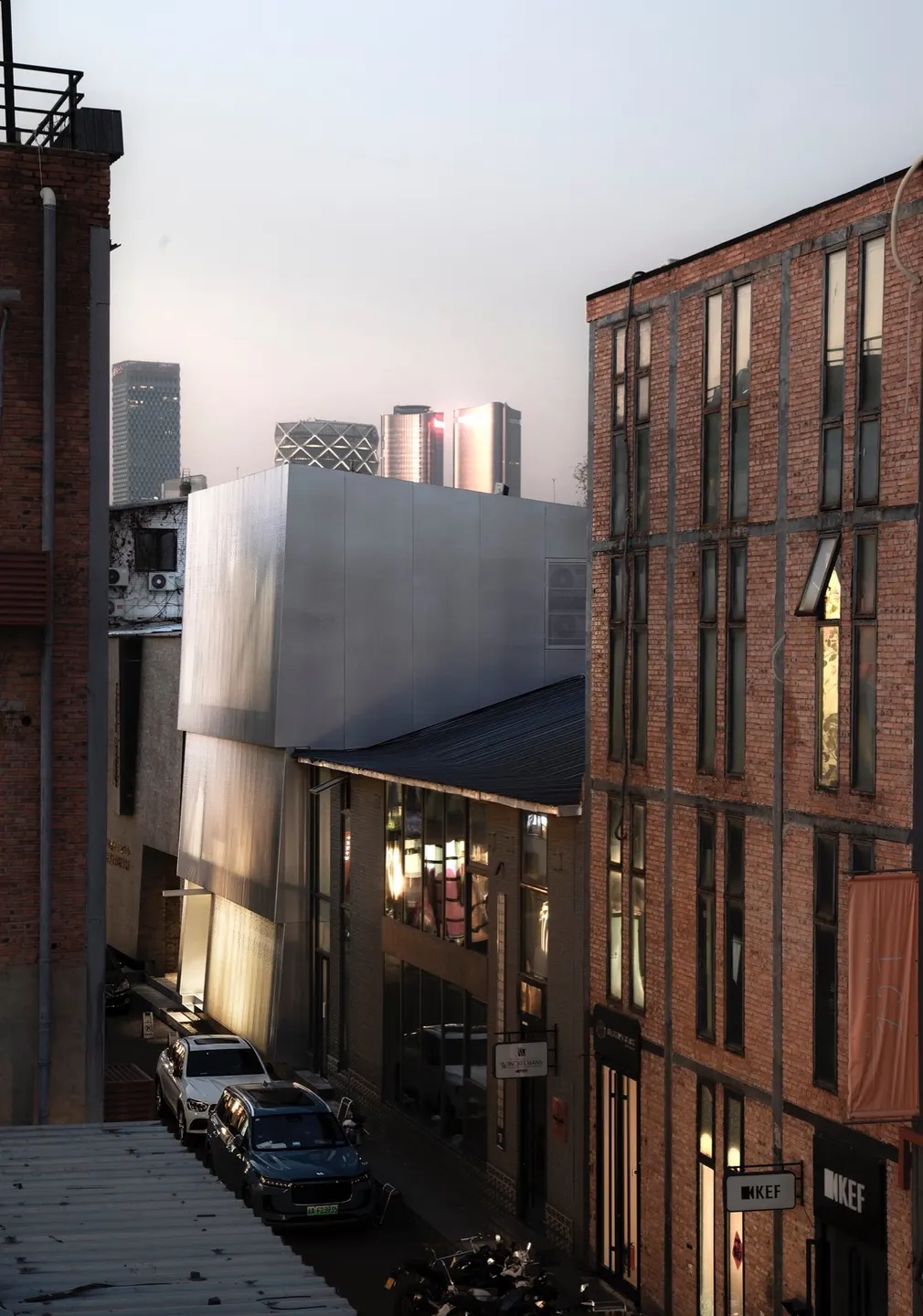 旧楼里延伸的天光与小院 · 实景照片 · 空间细节