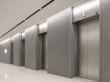竖向纹理与柔光的公共空间 · 实景照片