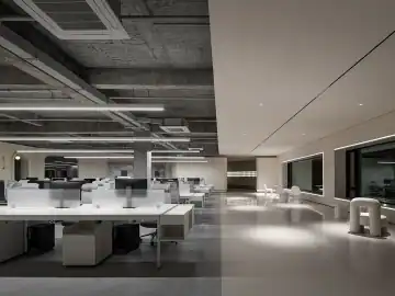 用中央小岛整合零散办公 · 实景照片