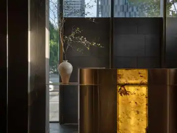 绿调与金光交织的餐叙 · 实景照片