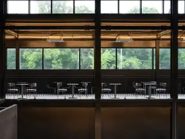 挑高厂房里的山水餐饮场景 · 实景照片