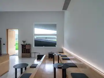 向田野敞开的双层屋顶咖啡馆 · 实景照片