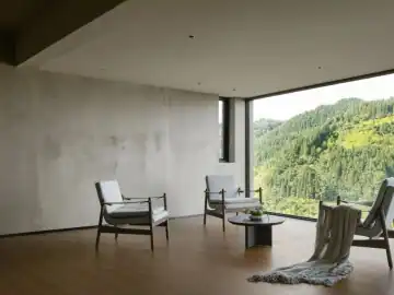在架空层里连接山林 · 实景照片