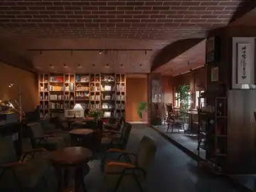 暖色旧物围出的安静角落 · 实景照片