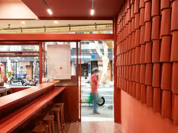 砖红小店的连贯座席 · 实景照片