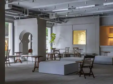 用画框连接街道与咖啡 · 实景照片