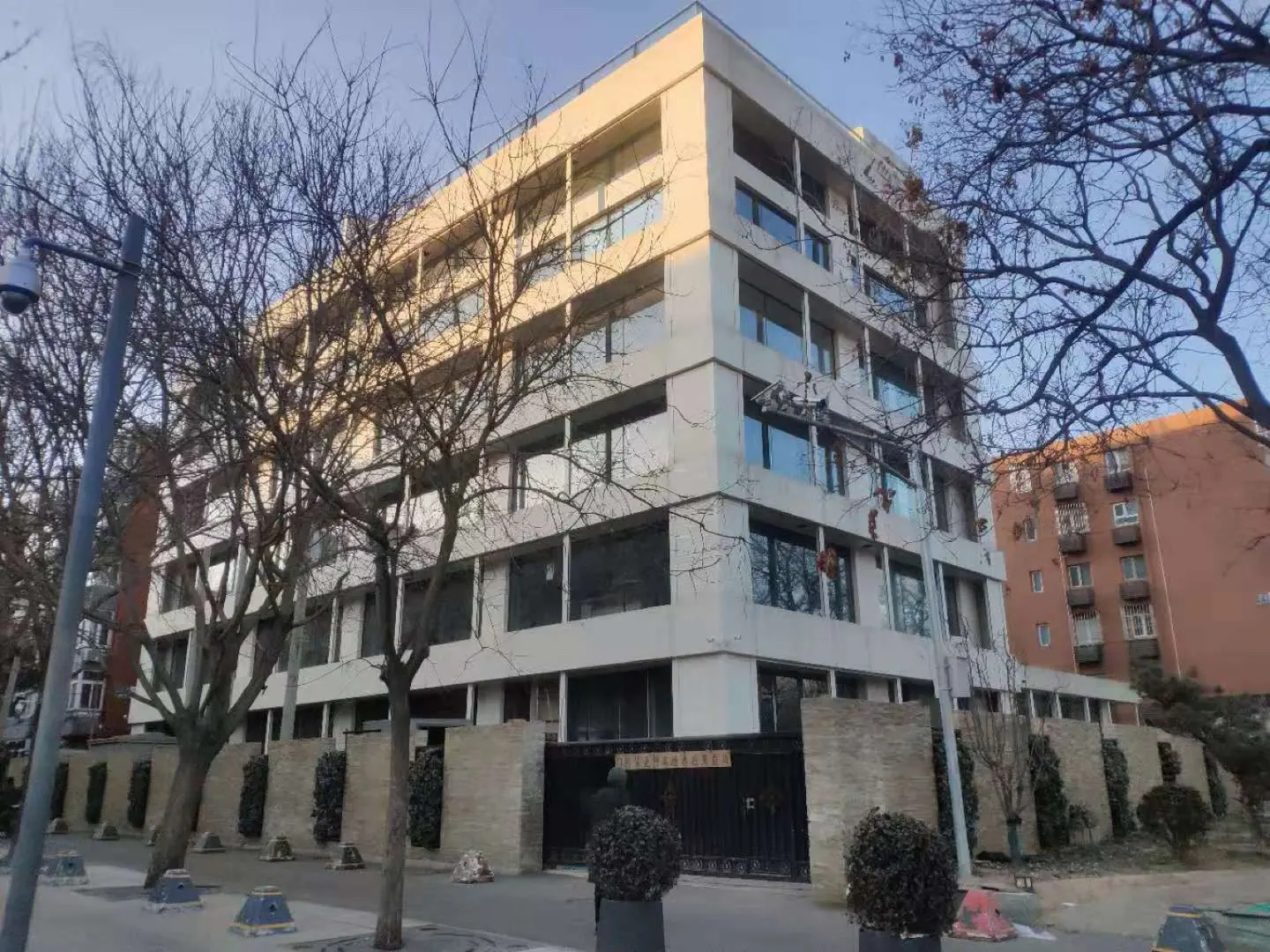 用画框连接街道与咖啡 · 实景照片 · 空间细节