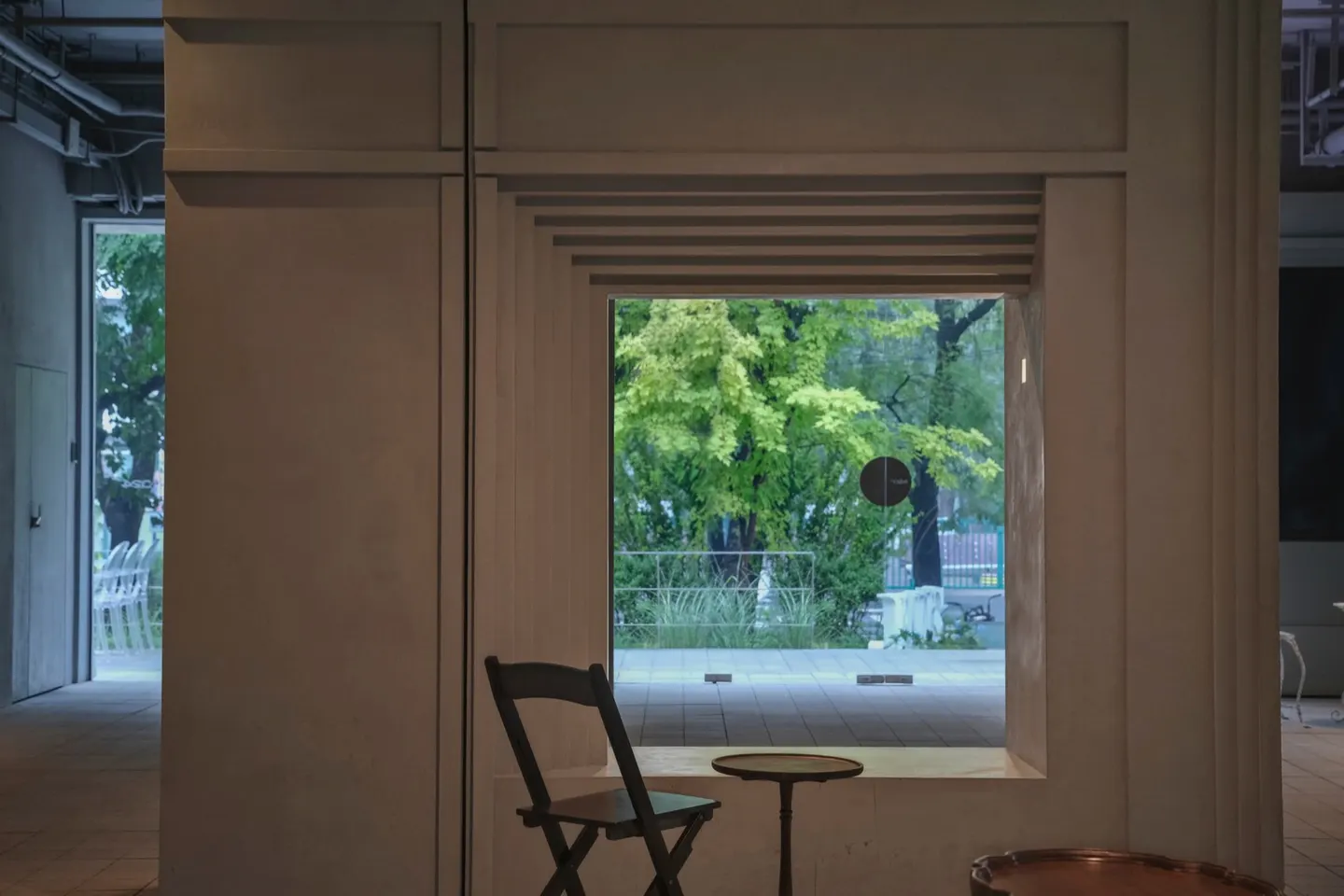用画框连接街道与咖啡 · 实景照片 · 空间细节