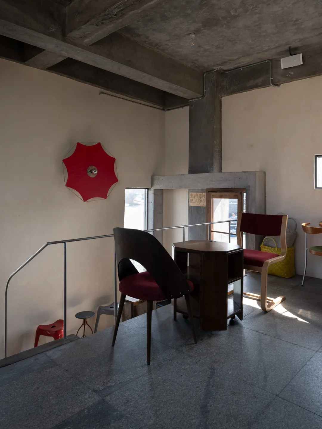 保留旧建筑肌理的港边咖啡 · 实景照片 · 空间细节