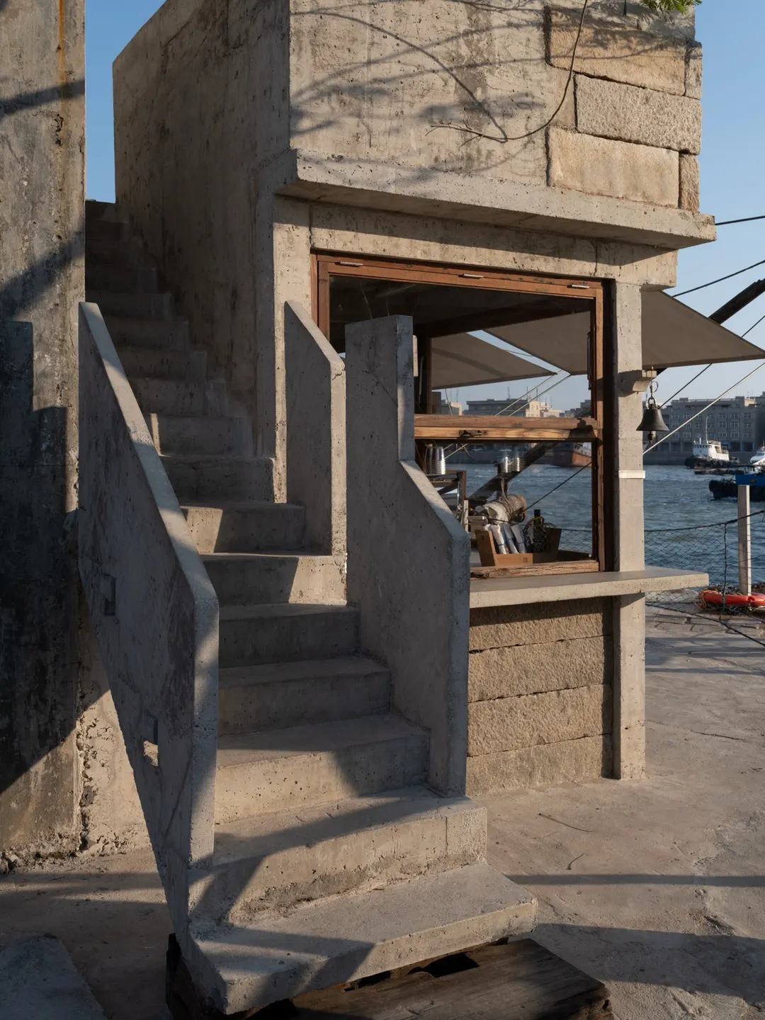保留旧建筑肌理的港边咖啡 · 实景照片 · 空间细节