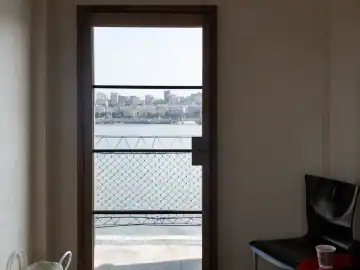 保留旧建筑肌理的港边咖啡 · 实景照片