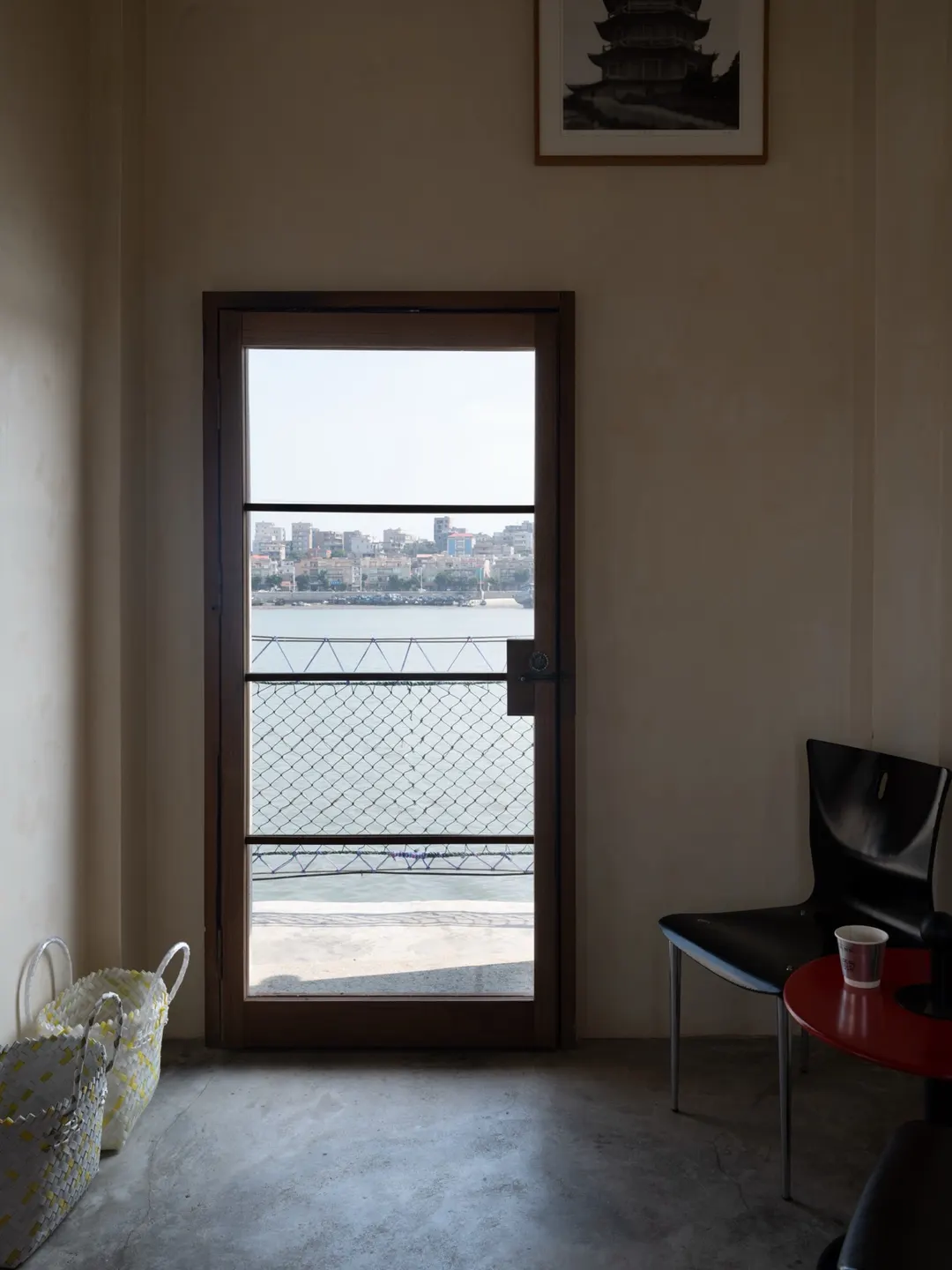 保留旧建筑肌理的港边咖啡 · 实景照片 · 空间细节