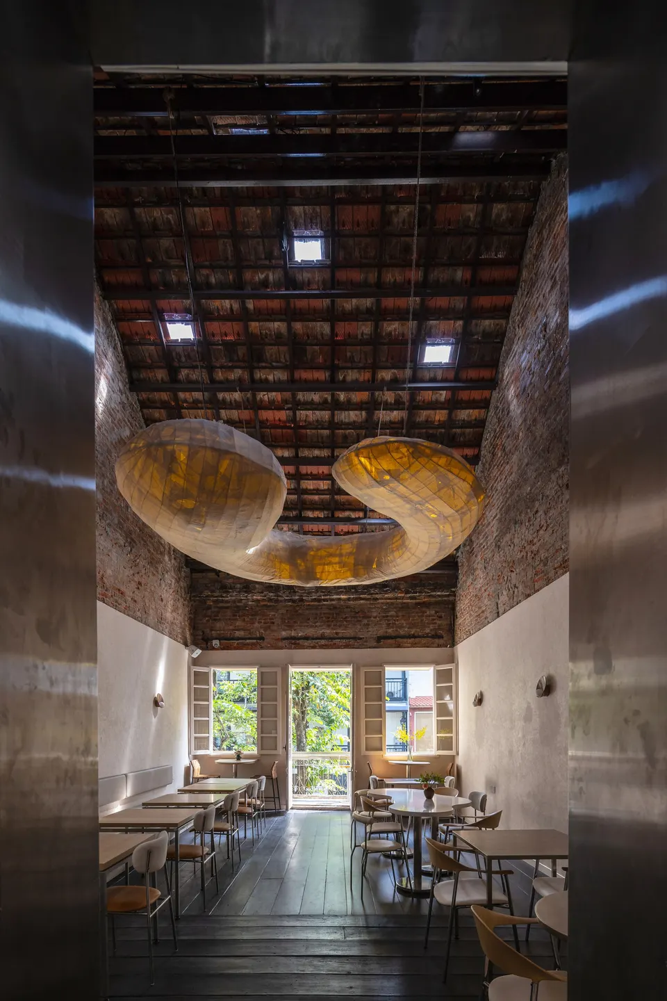 老砖墙与橙色楼梯的餐叙 · 实景照片 · 空间细节