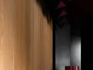 红与黑的雕塑式入口 · 实景照片