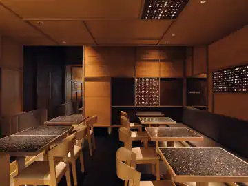 木格与红色细节的温暖餐厅 · 实景照片