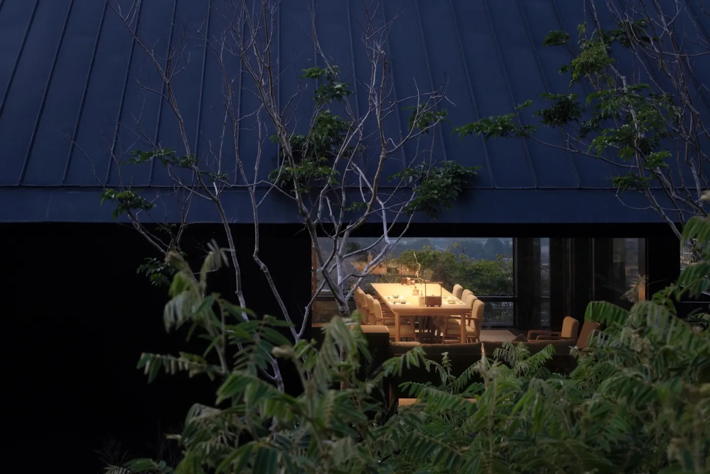 沿着山谷走进餐厅 · 实景照片 · 空间细节