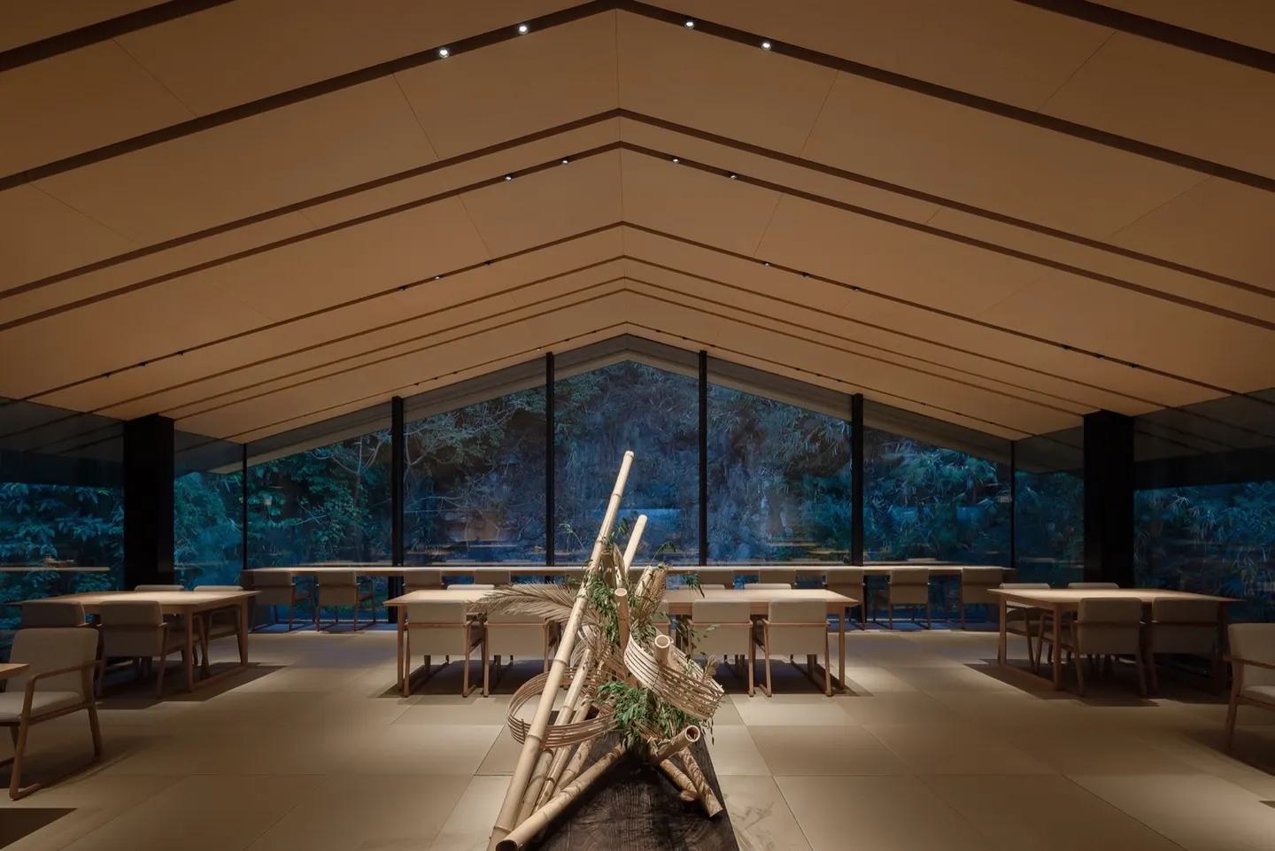 沿着山谷走进餐厅 · 实景照片 · 空间细节