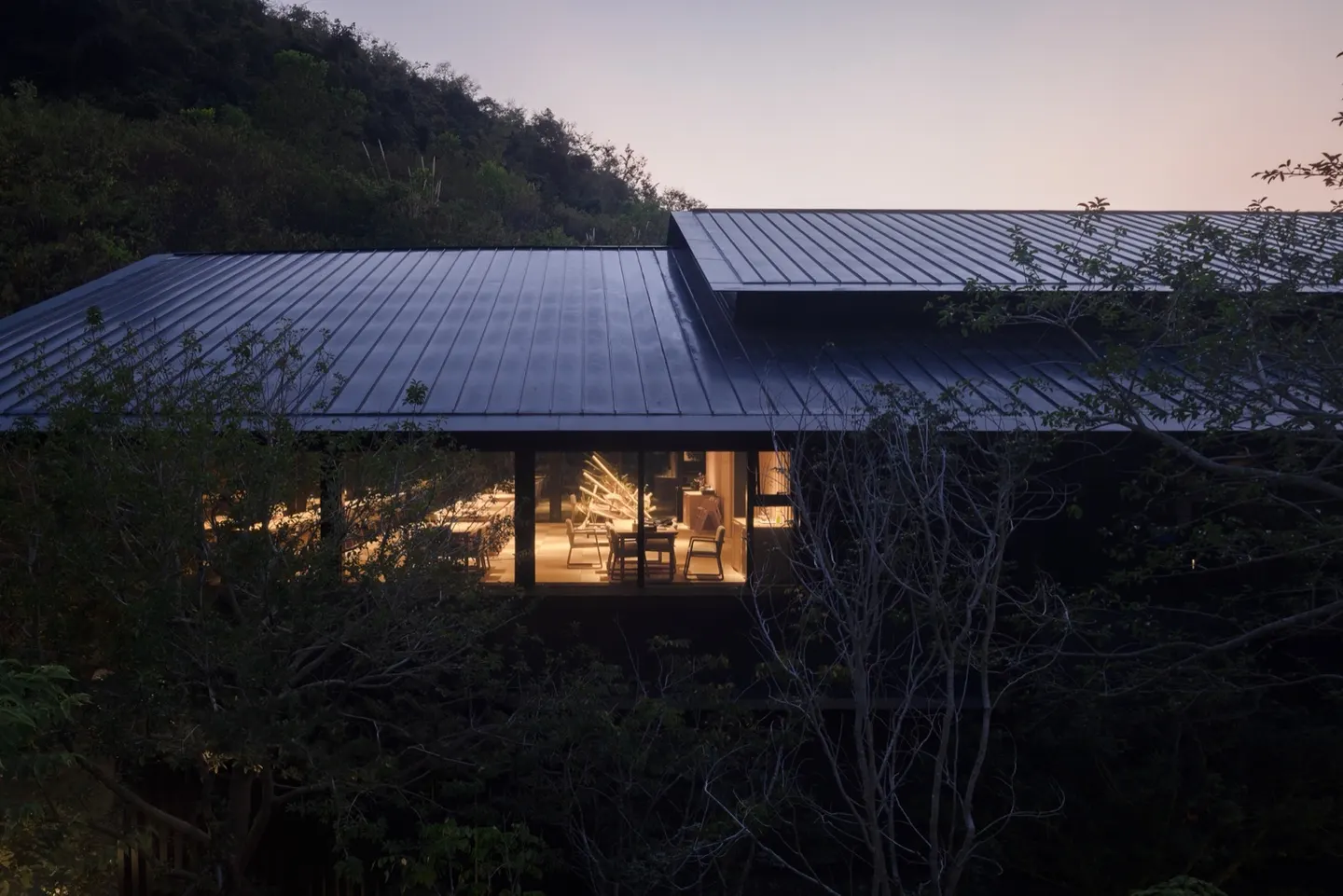 沿着山谷走进餐厅 · 实景照片 · 空间细节