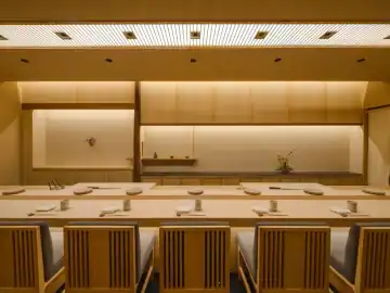 暗廊引向温暖的板前席 · 实景照片