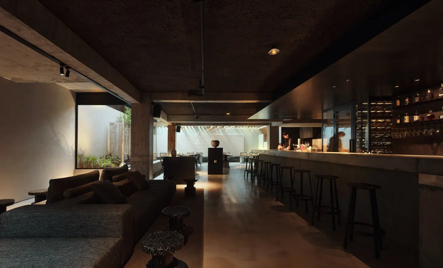 弧线围出的安静餐桌 · 实景照片 · 空间细节