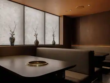 棕红与黄铜交织的餐厅 · 实景照片