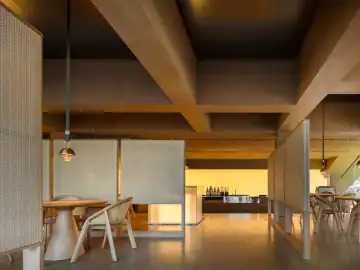 顺着结构与湖景展开的餐厅 · 实景照片