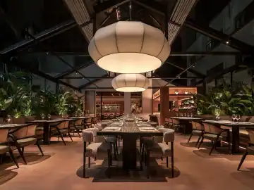 暖砖与大灯笼的绿意餐厅 · 实景照片
