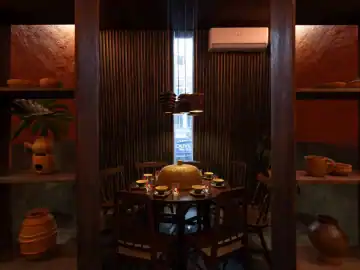 旧瓦与船桨构成的餐厅记忆 · 实景照片