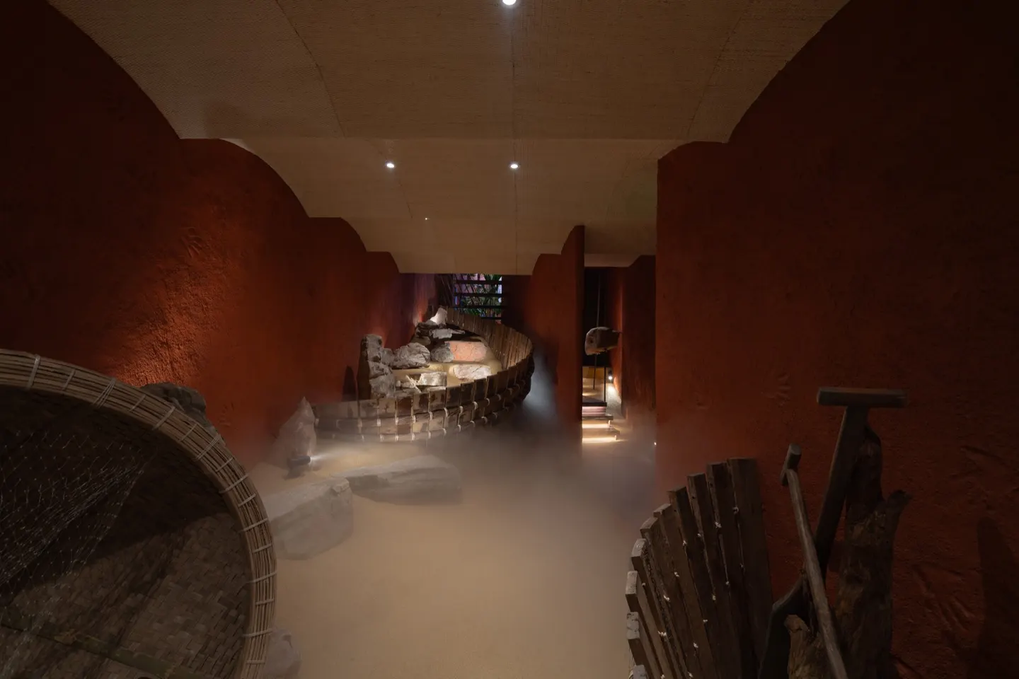 旧瓦与船桨构成的餐厅记忆 · 实景照片 · 空间细节